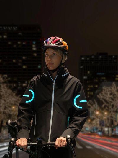 Cyclist wearing an EL jacket