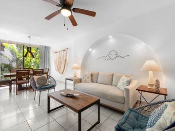 Sala moderna con sofá beige y mesa de centro de madera.