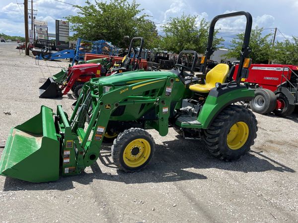 2020 John Deere 2032R tractor with pallet forks