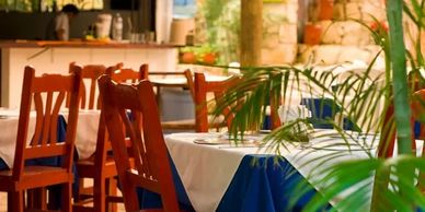 Enjoy plenty of eating establishments nearby from fast food to sit down restaurants. Bon appetit!