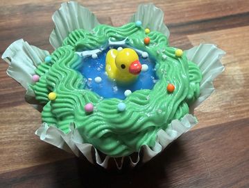 Cupcake decorated as a pond with a rubber duck.