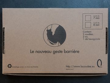 cette photo montre la face arrière du packaging de la coudée de porte, le nouveau geste barrière