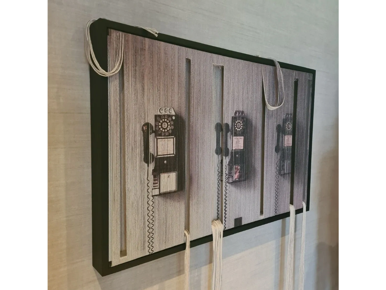 Teléfonos antiguos
	•	Comunicación clásica
	•	Textura y nostalgia
	•	Composición simétrica
	•	Decoración contemporánea
	•	Espacios creativos
	•	Estilo vintage
	•	Memoria visual
	•	Oficinas modernas
	•	Estética industrial
	•	Detalles en blanco y negro
	•	Instalación artística
	•	Elementos decorativos únicos