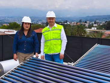 Dos ingenieros inspeccionando paneles solares térmicos.