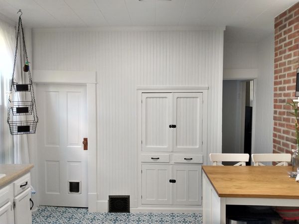 Walls - Benjamin Moore Regal Eggshell in White, Trim - Satin Impervo in White.