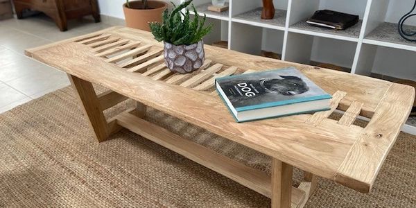 Mesa de madera con planta y libro.