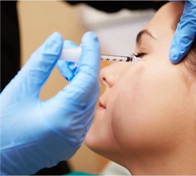 A women receiving an injection of Botox