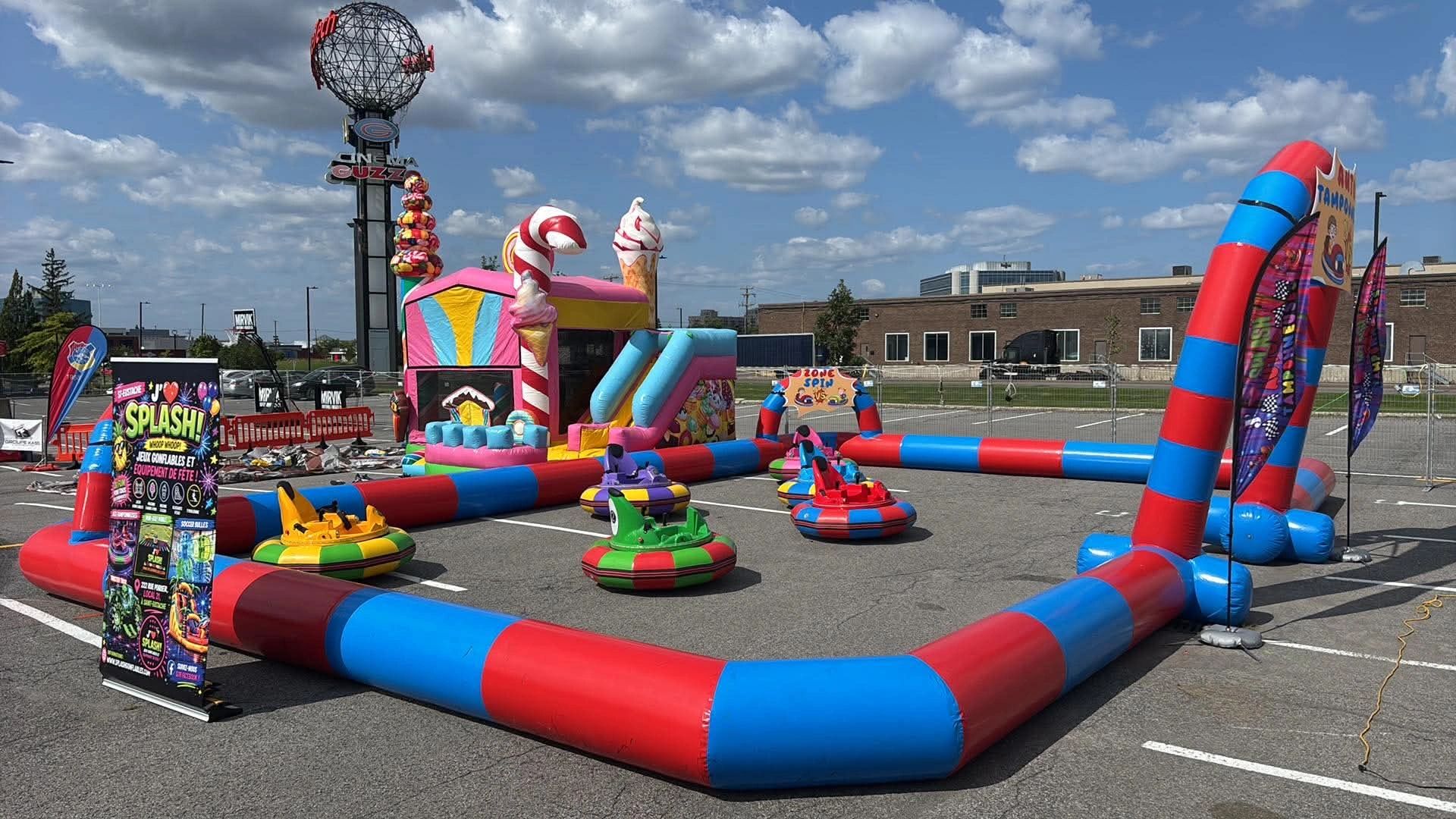 Parc de jeux gonflables avec bateaux tamponneurs colorés.