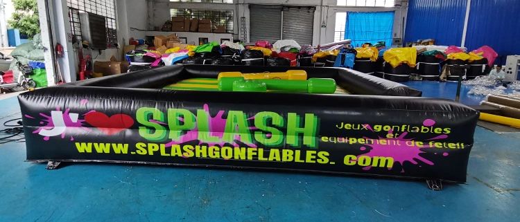 Inflatable game setup with colorful branding and website splashgonflables.com.