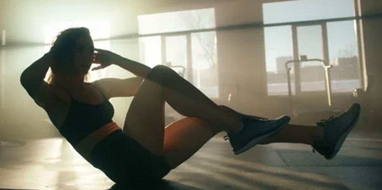 woman doing ab workout in the gym