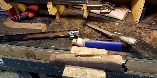 Browning 1 barrel set with one forend fit to both barrels, and being sculpted