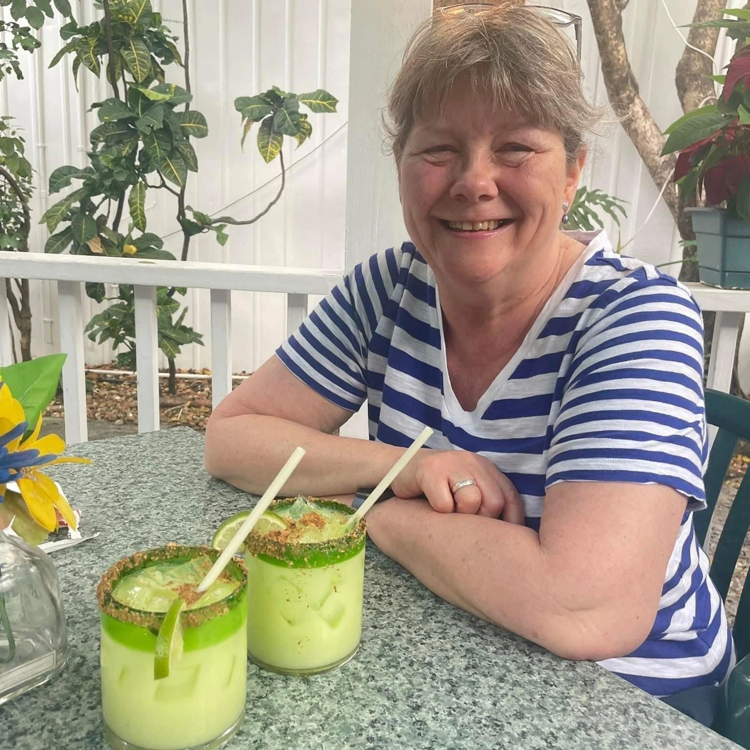 Picture of Linda, owner and artist of Lindaurum, smiling to the camera