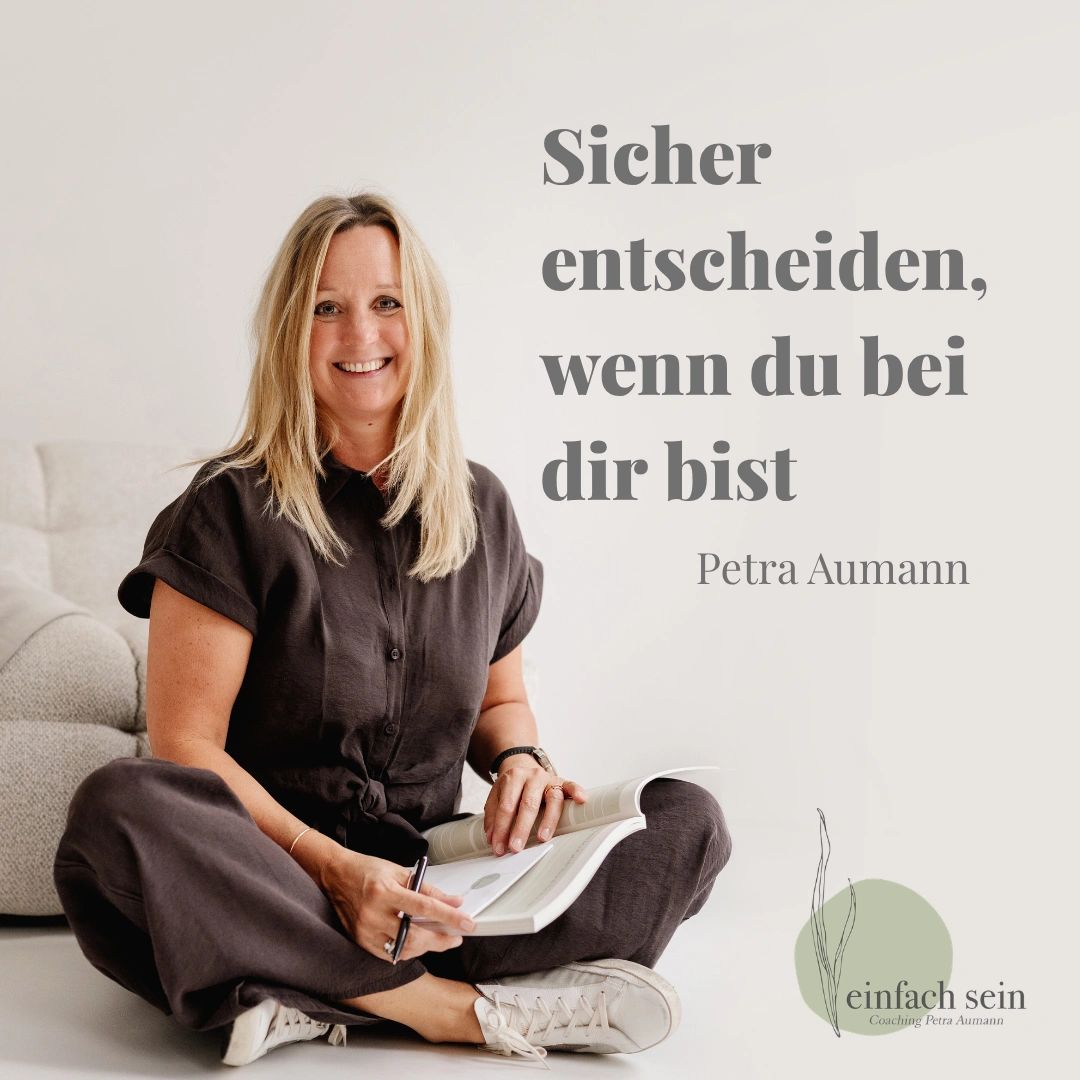 Frau sitzt entspannt mit Buch und lächelt.