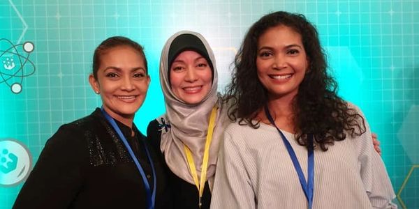 Opis Founders - Zarina Zainal, Nadiah Hanim & Azura Zainal