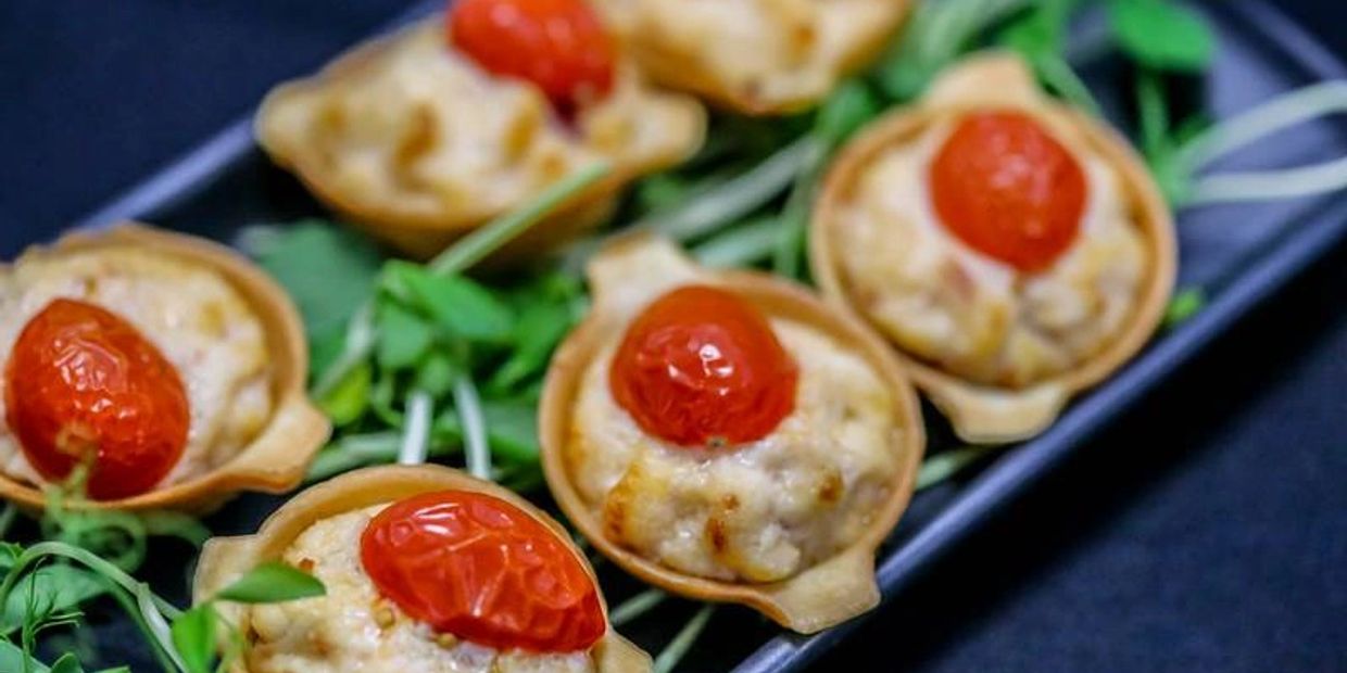Mini tartlets with meat filling and cherry tomatoes.