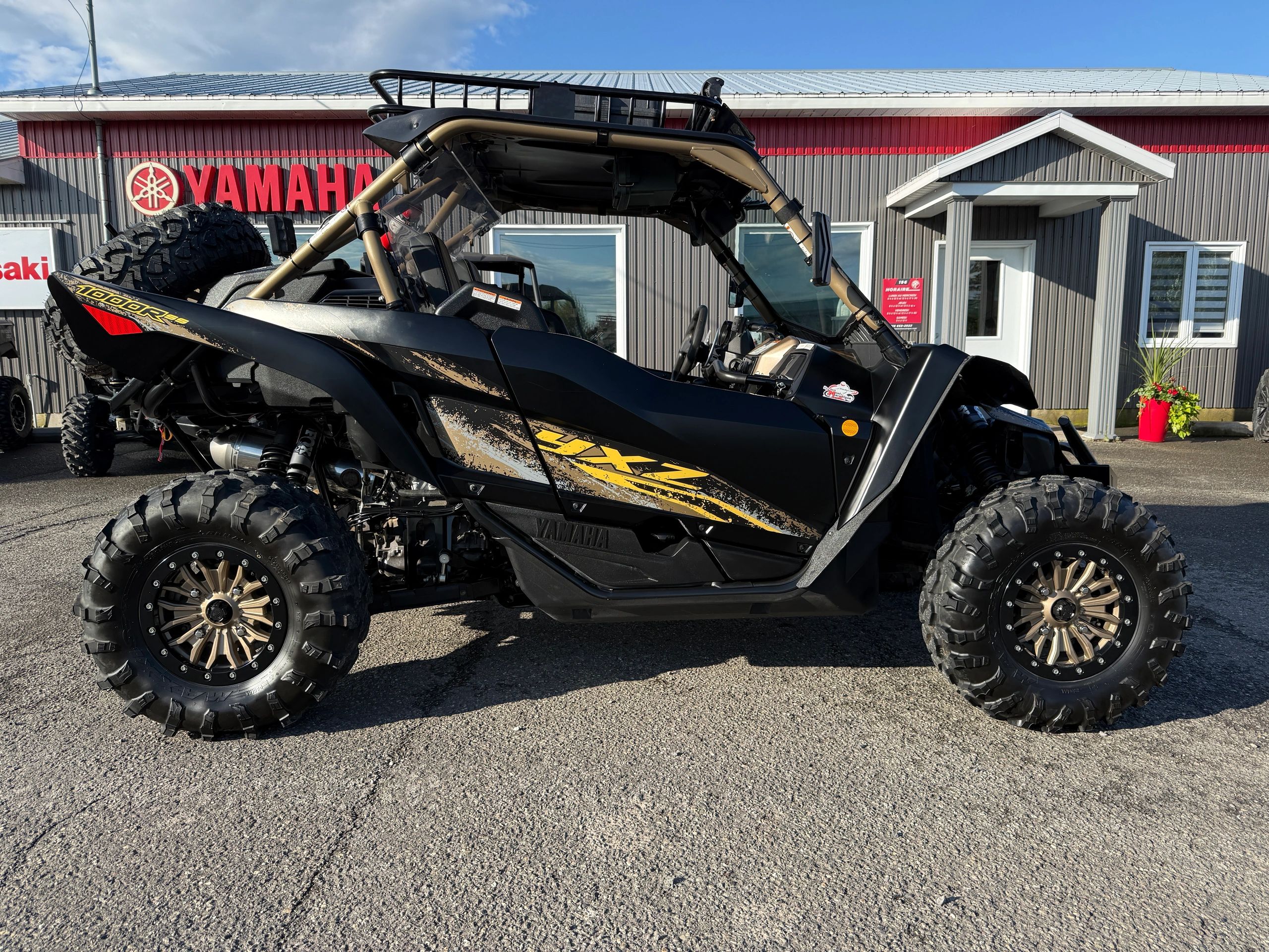 Véhicule tout-terrain Yamaha noir avec grandes roues tout-terrain.
