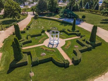garden area in front of castle