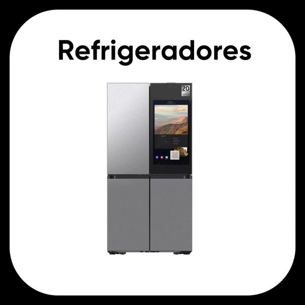 Refrigerador moderno con pantalla digital integrada.
