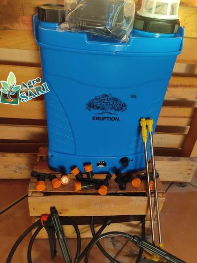 Pulverizador agrícola azul con accesorios.