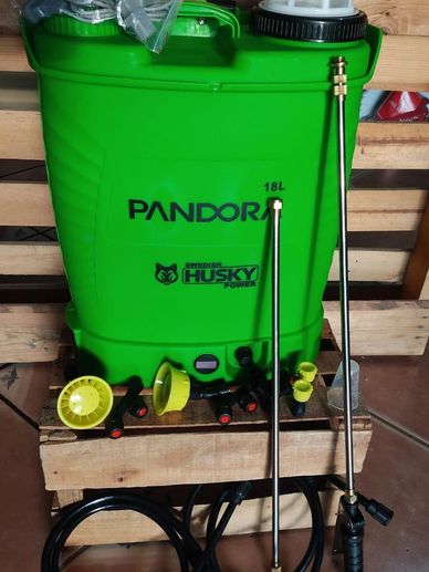 Atomizador verde Pandora Husky de 18 litros sobre un pallet.