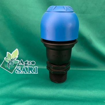 Aspersor agrícola con logo de Agro SARI en fondo verde.