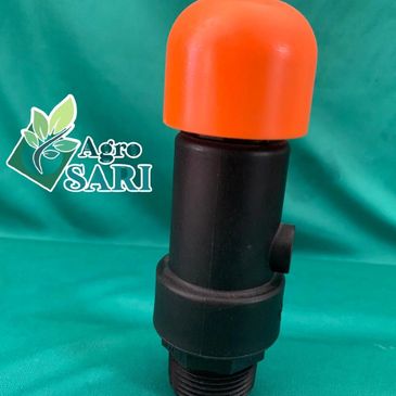 Válvula de riego con tapa naranja sobre fondo verde con logo Agro SARI.