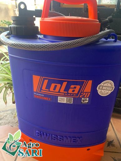 Aspersora azul y naranja marca Swissmex modelo Lola.