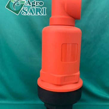 Dispositivo industrial naranja con fondo verde.