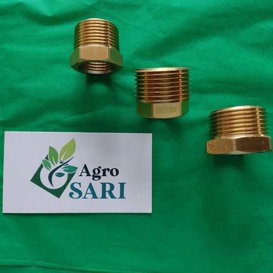 Piezas metálicas junto a una tarjeta de Agro SARI.