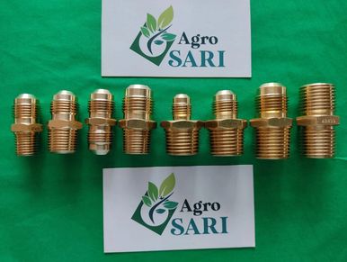 Piezas metálicas alineadas frente a tarjetas de agro SARI.
