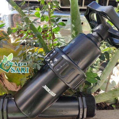 Filtro de agua agrícola de plástico negro con logo Agro SARI.