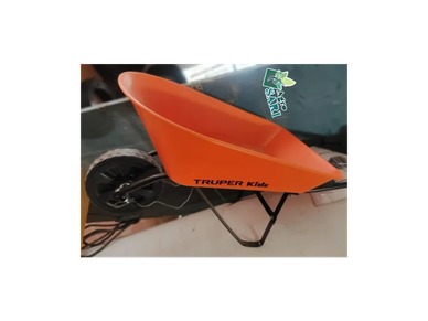 Carretilla infantil naranja de la marca Truper Kids.