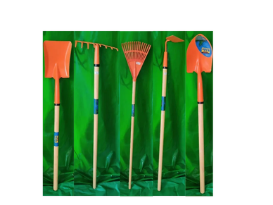 Cinco herramientas de jardinería con mangos largos.