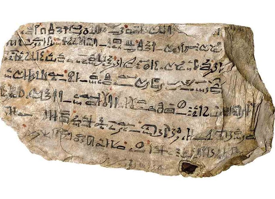 Uno de los óstraca en los que se inscribió la Historia de Sinuhé.  Dinastía XIX, Museo Británico.        [Foto: British Museum / Scala, Firenze]