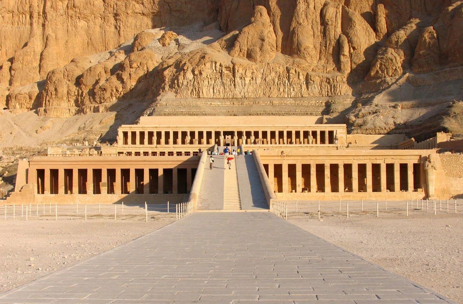 TEMPLO DE HATSHEPSUT EN DEIR ELBAHARI UNA ESCALERA AL CIELO