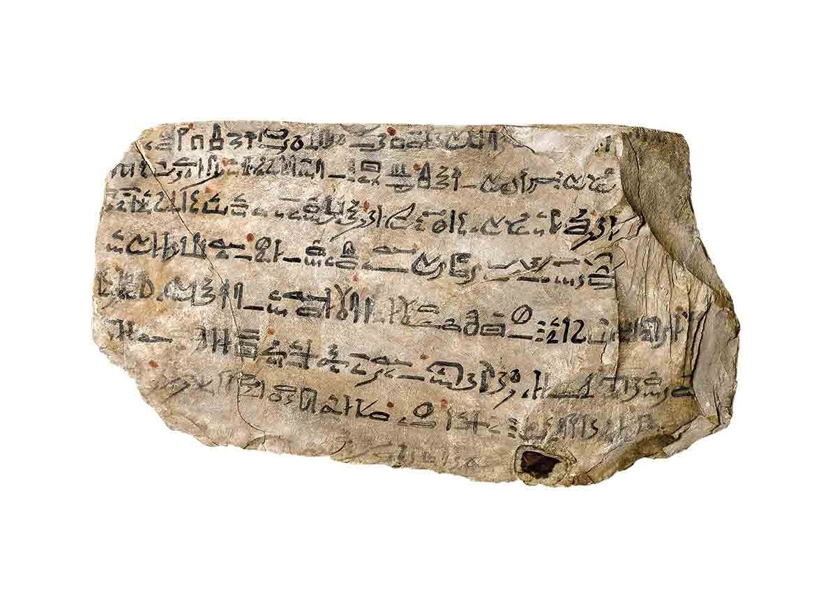Uno de los óstraca en los que se inscribió la Historia de Sinuhé. Dinastía XIX, Museo Británico. (Los óstraca son fragmentos de piedra o cerámica que utilizaban los aprendices de escriba para practicar sus trazos).