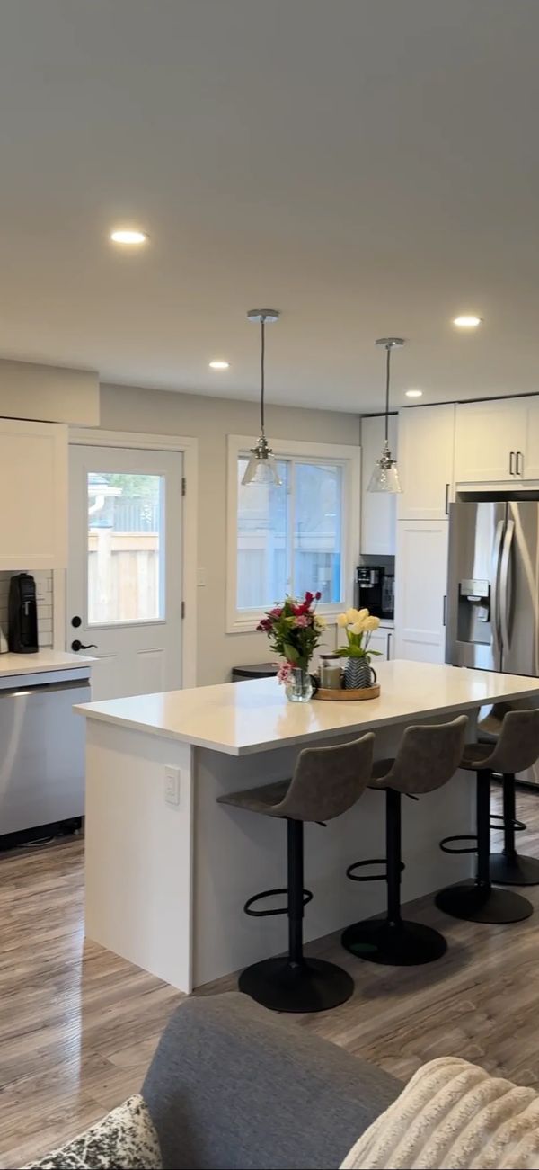 Beautiful flat ceiling giving the kitchen a modern vibe 