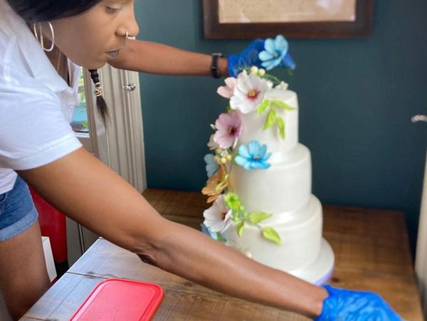 setting up wedding cake