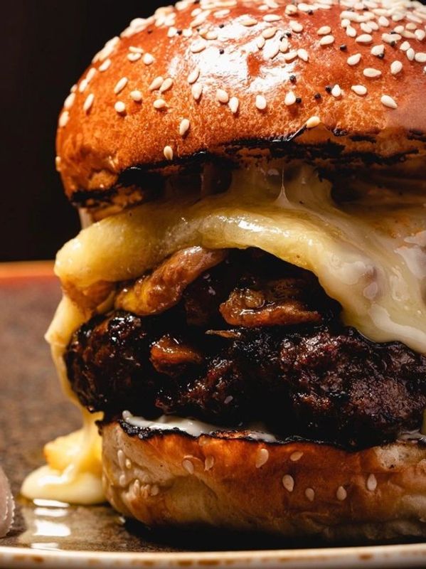 the flat iron burger, delicious cheese, best burger in HK for an affordable price