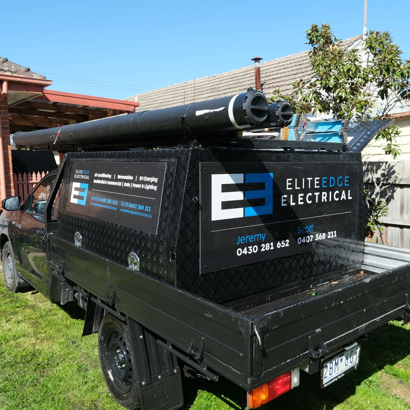 Electricians work ute