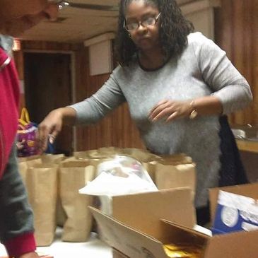 Rivanda Doss Beal putting together brown bags.