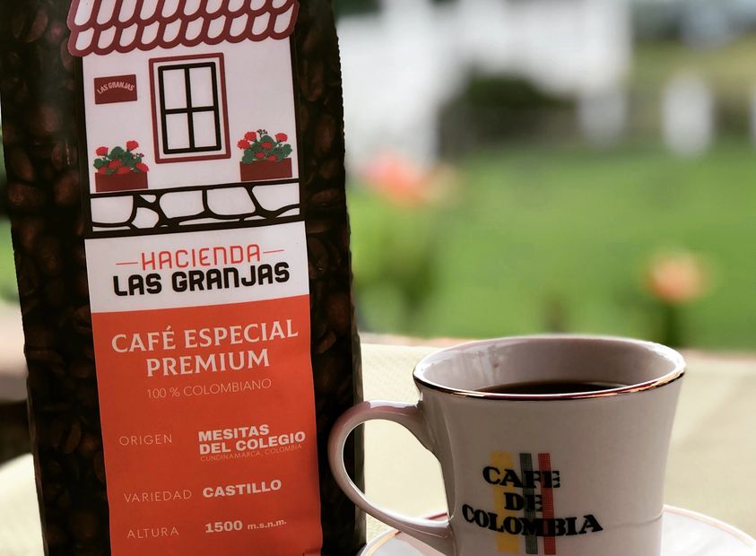Bolsa de café con taza de café. Café de Colombia. Café Hacienda las Granjas.