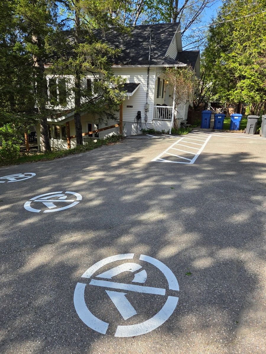 Maison avec des symboles de stationnement interdit sur la route.