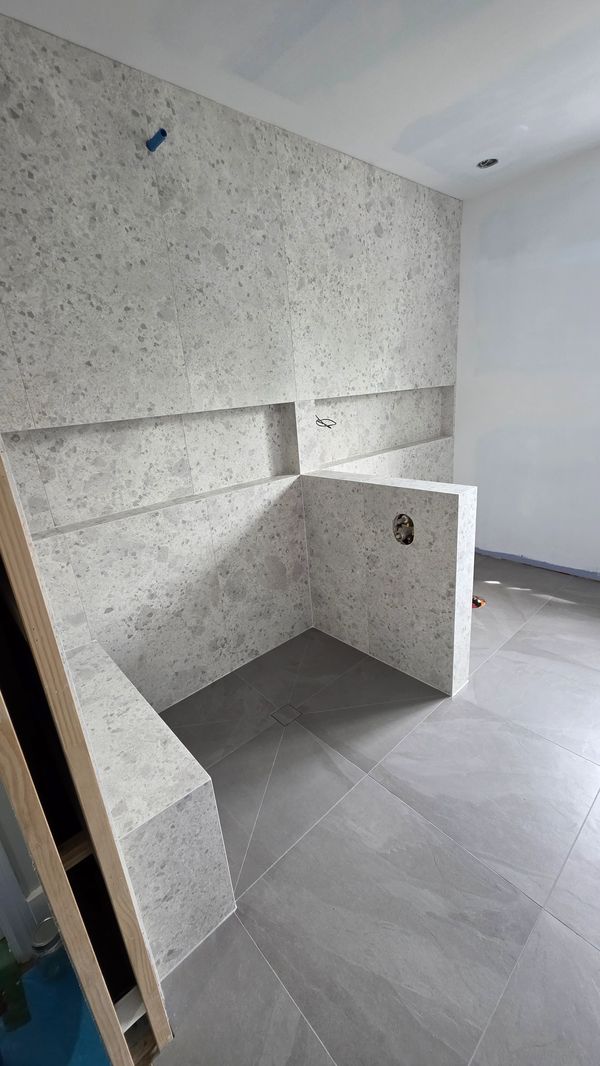 Installation d'une salle de bain moderne en pierre naturelle.