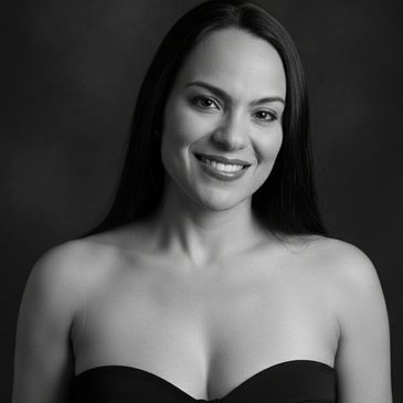 Retrato en blanco y negro de una mujer sonriente.
