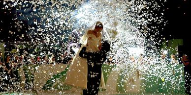 Pareja celebrando en una boda con confeti.