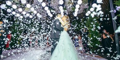 Pareja bailando en celebración de boda con confeti.