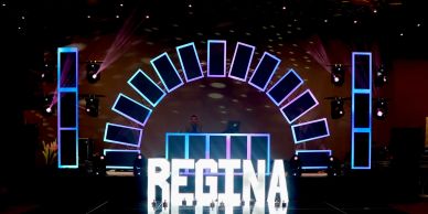 Escenario con luces y cartel que dice "REGINA".