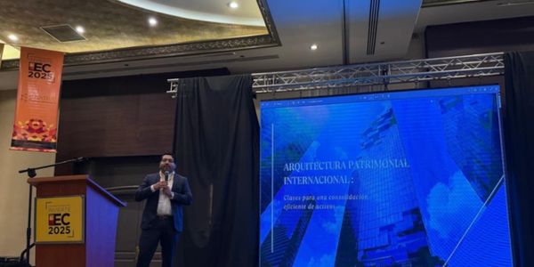 Azael Rodriguez presenting on international asset architecture at a conference in Quito, Ecuador.