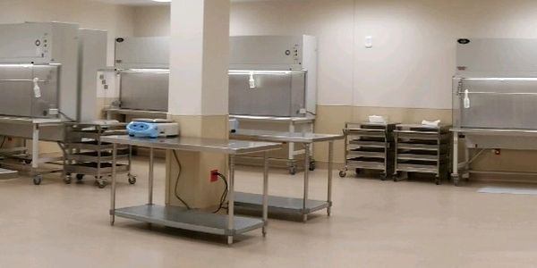 Positive pressure cleanroom